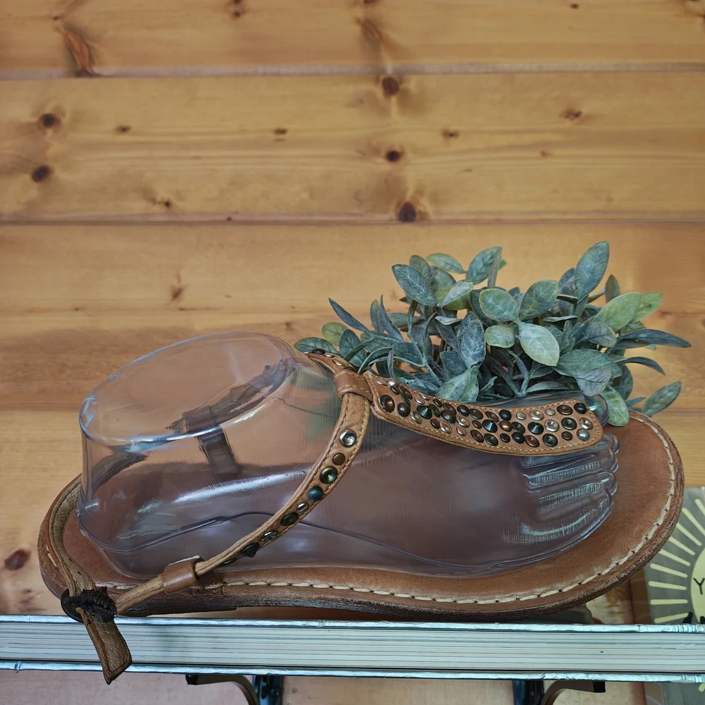 Frye Kayla Brown Leather TStrap Studded Thong Sandals Boho Designer Shoe Sz 10 B
